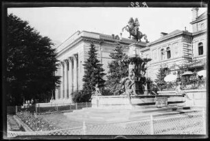 Österreich, Innsbruck. Denkmal für Leopold IV. (Erzherzog von Österreich, Graf von Tirol) vor dem Stadttheater