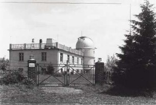 Sonneberg, Sternwarte : Sonneberg. Universitäts-Sternwarte (Berlin-Babelsberg, Abteilung Sonnberg), Sternwartestraße 32. Eingangsseite mit Toranlage