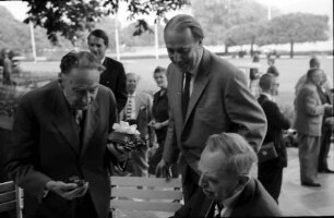 Nobelpreisträgertagung 1960 Mediziner; Maikäferrede: Hans v. Euler-Chelpin, Ch. Wolff, Otto Hahn, im Hintergrund Frederick Sanger, E. v. Khuon