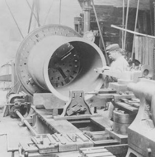 Ausbohren einer Zylinderbüchse : Technikgeschichte | Technologie | Maschinenbau und Eisengiesserei | Dampfmaschinenbau | Cottbusser Maschinenbau-Anstalt und Eisengießerei AG