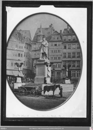 Schillerdenkmal (Modell) auf dem Römerberg, im Hintergrund Römerberg 30 und 28-24