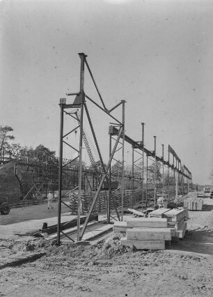 Gerüst auf der Baustelle der VEB "Fortschritt"