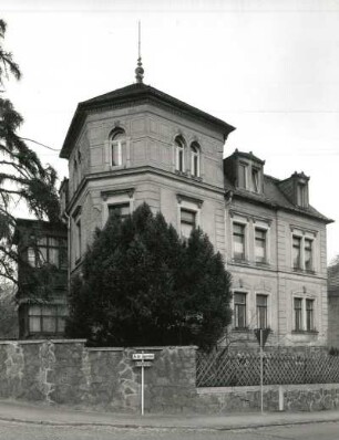Radebeul, Paradiesstraße 26. Wohnhaus (um 1890). Eckansicht mit Fassade An der Jägermühle