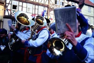 Umzug; Blaskapelle in Tracht