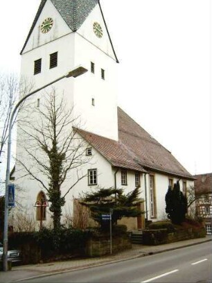 Ansicht von Nordosten mit Kirche über Choturm und Langhaus im (aufgelassenen) Kirchhof