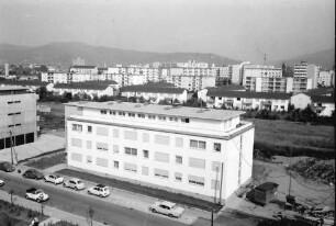 Freiburg; [Betzenhausen-]Bischofslinde: Vom Dach des Altenheims Uhlenhuthstraße auf Neubauten Bischofslinde