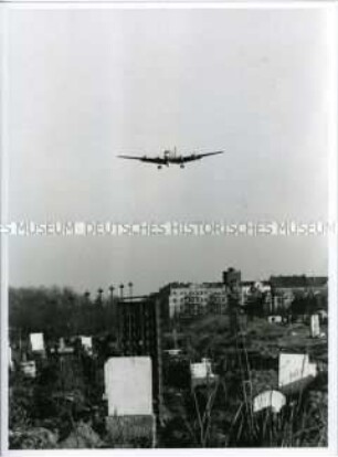 Flugzeug der Luftbrücke im Anflug auf Tempelhof