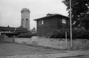Niederfinow : In Niederfinow, Wasserturm und vorn Kupferhaus