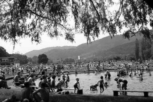 "5000" Leute im Freiburger Strandbad: im Vordergrund Planschbecken