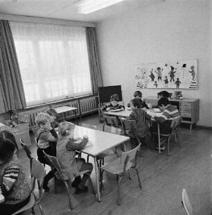 Dresden-Johannstadt, Elisenstraße. Kindergarten. Kinder beim Mittagessen im Gruppenraum