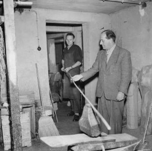Spangenberg. Mitarbeiter bei der Peitschenherstellung