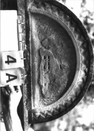 Grabstein 4 (Index: 100110952) Material: Sandstein Zustand: im oberen Teil Abschieferungen mit großem Textverlust Maße HxBxT: 143x75x24 cm Beschreibung: Stele, Rundbogenabschluß mit Verdachung: Grabstein 4A