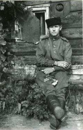 Sowjetischer Soldat posiert mit zwei Armbanduhren