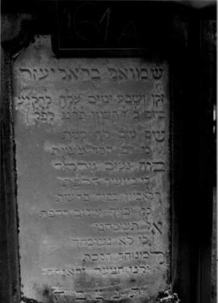 Grabstein 161 (Index: 100109745) Material: Sandstein, Marmorplatte Zustand: leicht verwittert Maße HxBxT: 145x60x32 cm Beschreibung: rechteckige Stele, profilierter Sockel, Schriftplatte mit eingezogenen Ecken: Grabstein 161A