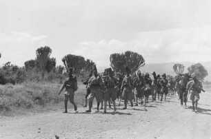 Italienische Kolonialsoldaten : Italienische Kolonialsoldaten auf einer Landstraße