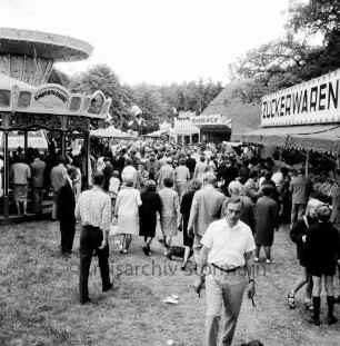 Schützenfest: Veranstalter Ahrensburger Schützengilde: Festplatz am Forsthaus Hagen: Karusselle und Jahrmarktbuden: Besucher, 19. Juni 1966