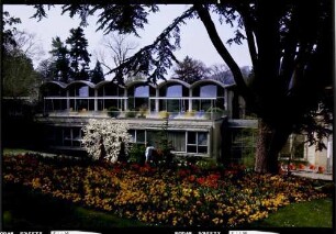 Badenweiler: Terrasse und Blüten vor dem Markgrafenbad