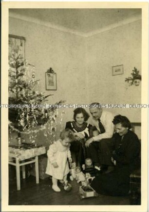 Familie unter dem Weihnachtsbaum