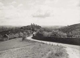 Würzburg. Weg oberhalb der Festung Marienberg am linken Mainufer. Blick nach Osten