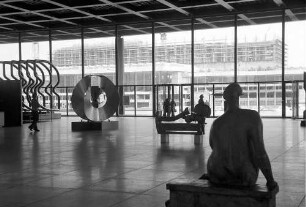 Berlin: Nationalgalerie; Haupthalle; Ausblick auf Staatsbibliothek im Bau