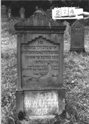 Grabstein 274 (Index: 100106907) Material: Sandstein Zustand: verwittert, teilweise abgeblättert, teilweise Textverlust, Stein mehrfach gesprungen, Lettern falsch nachgezogen Maße HxBxT: 140x58x16 cm Beschreibung: Stele mit Walmdachaufsatz, Schriftfeld eingetieft mit getrepptem Giebelabschluß, Sockel: Grabstein 274