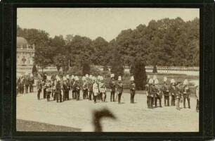 Beisetzung Kaiser Friedrich III., König von Preußen, Offiziere im Trauerzug im Garten und vor dem Neuen Palais in Potsdam