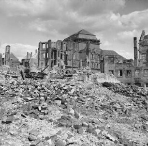 Dresden-Altstadt. Blick von den Trümmern des Postscheckamtes nach NNW zum Großen Haus