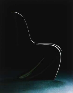 Panton Chair : Panton Chair, Freischwinger vor dunklem Hintergrund