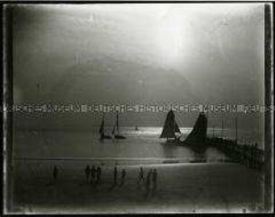 Strand mit Bootsanlegestelle