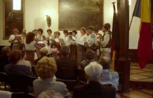 Freiburg: Rumänisches Forschungsinstitut; Kaufhaussaal; rumänischer Chor aus München