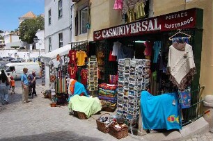 Kleinstadt Sintra bei Lissabon - Souvenirladen : Souvenirladen in der Kleinstadt Sintra bei Lissabon, aufgenommen 2006