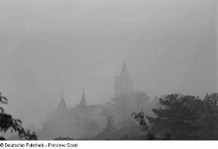 Silhouette des Schlosses Wernigerode im Morgennebel