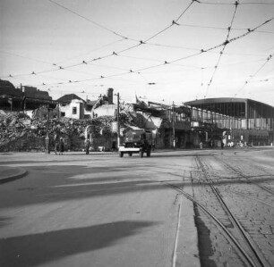 Berlin. Jachimsthaler Straße, Blick über Straßenkreuzung gegen Bahnhof Zoo der S-Bahn und Ruinen von Wohnhäusern