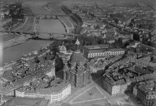 Dresden: Blick über den Neumarkt mit Frauenkirche nach Nordost. Luftbild-Schrägaufnahme : Dresden-Altstadt. Neumarkt mit Frauenkirche. Luftbild-Schrägaufnahme von Südwest