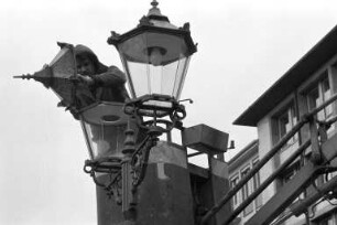 Probeweise Bestückung der Schinkel-Leuchten am Friedrichsplatz mit gelben Glühbirnen