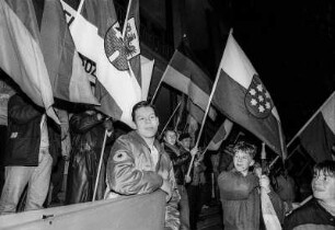 Montagsdemo in Leipzig, 05.03.1990. Neonazis der rechtsextremen NPD und JN demonstrieren für die Wiedervereinigung von 'ganz' Deutschland
