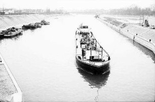Birsfelden: Schleppkahn-Tanker [Schiff Perle], vor der Schleuse