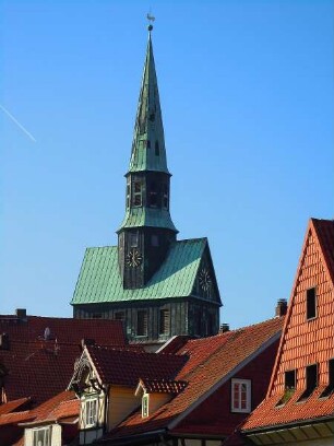 Osterode - Ziegeldächer und Marktkirche : Ziegeldächer und der Turm der Marktkirche in Osterode. Aufgenommen im Harz am 23. Oktober 2011