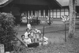 Knabenschule in Sitindjak : Jungen vor einem Schulgebäude