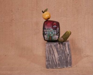Haus mit Apfel und Grün,auf grauem Holzklotz 1