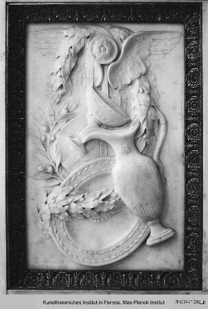 Altarreliefs : Seitentafel mit liturgischem Gerät