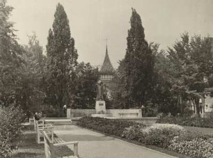 Bad Wörishofen im schwäbischen Allgäu. Blick in den Kurpark mit dem Denkmal für Pfarrer Kneipp. Das Kurbad steht unter dem Motto "Im Wasser ist Heil"