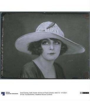 Ruth Weyher mit Hut von Paula Schwarz