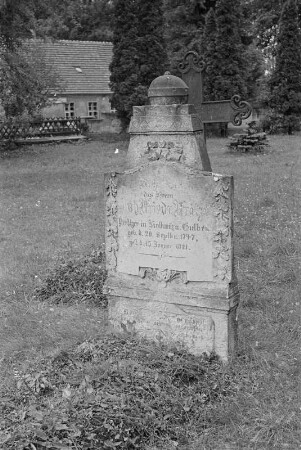 Grabstein von Johann Friedrich Fritze in Kolkwitz : Narowny pomnik Jana Bjedricha Fryca w Gołkojcach : Kolkwitz / Gołkojce