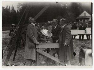 Wenige Minuten vor der Sonnenfinsternis im Lick Observatorium in Camptonville, Kalifornien. von links: Dr. Aitken, Dr. Moore, Präsident Campbell der Universität von Berkeley