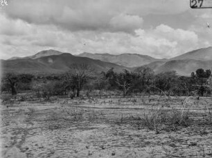 Landschaft : Blick über eine Ebene auf die bergige Landschaft