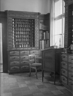 Bürgerspital-Apotheke — Schrank