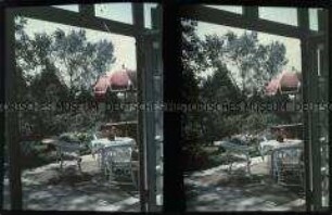 Blick auf die Terrasse und den Garten eines Hauses in Auerbach