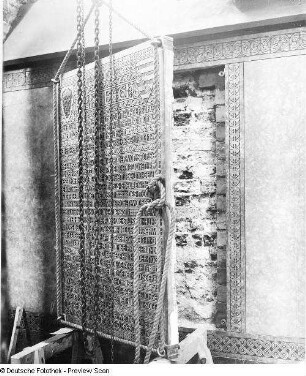 Gedenktafel für Elisabeth von Sachsen-Weimar, während des Einsetzens in die Wand in der südlichen Chorumgangskapelle der Zisterzienser-Klosterkirche (1295-1368; Restaurierung 1882-1900, G. L. Möckel)