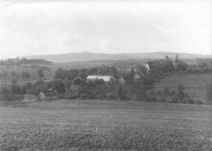 Theisewitz (Kreischa-Theisewitz). Ortsteilansicht mit Landgut Theisewitz. Blick nach Süden zum Gut Zscheckwitz und zum Wilisch (476 m)